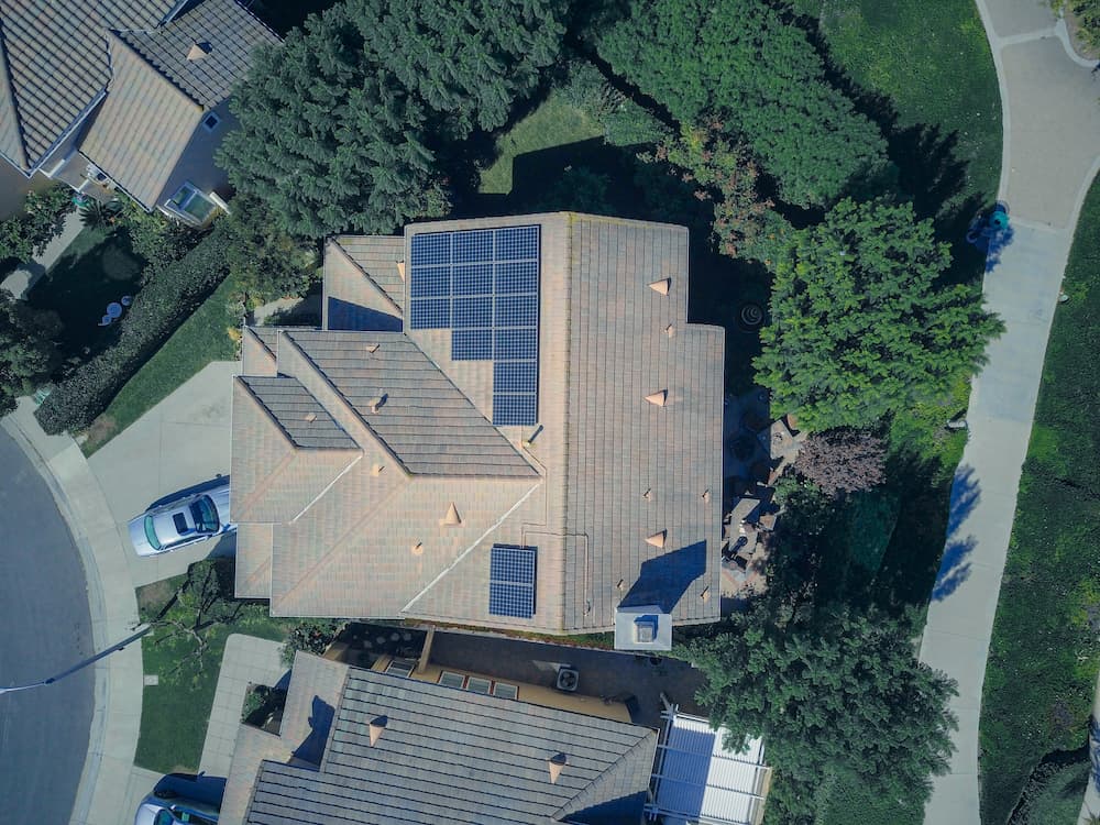 Faut-il installer des panneaux solaires sur une maison neuve dès la construction ?