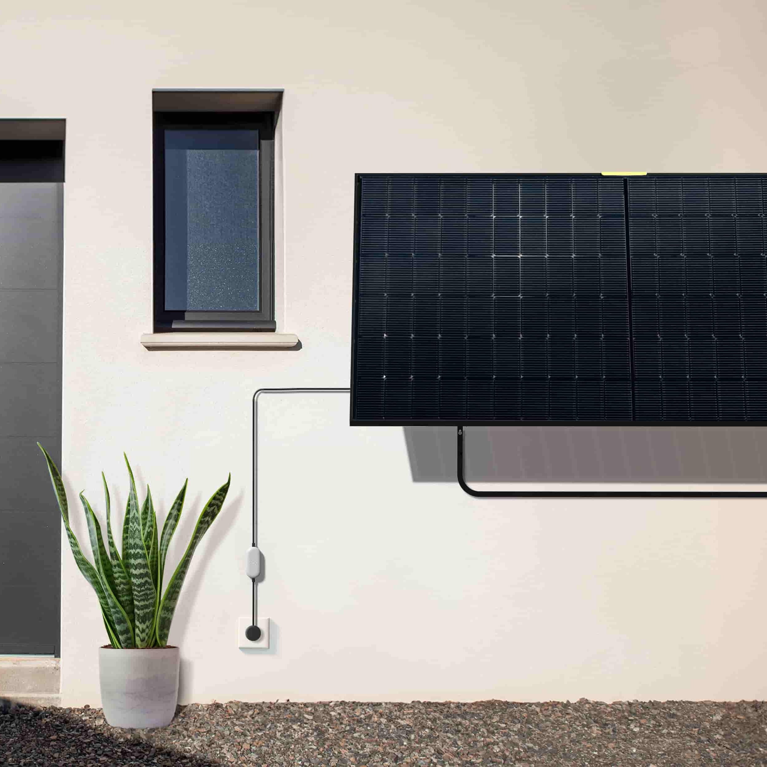 Station solaire fixée au mur 