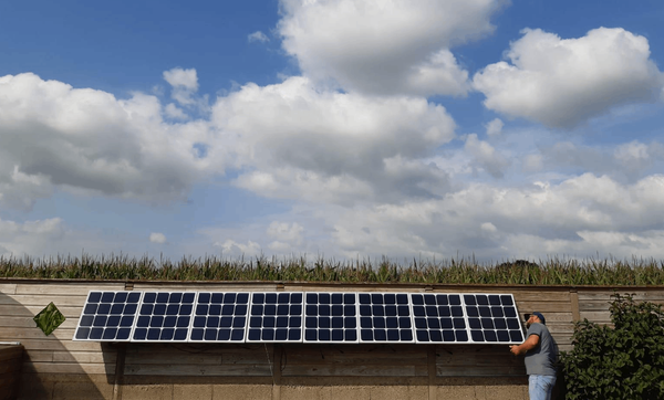 8 kits solaire sur une palissade