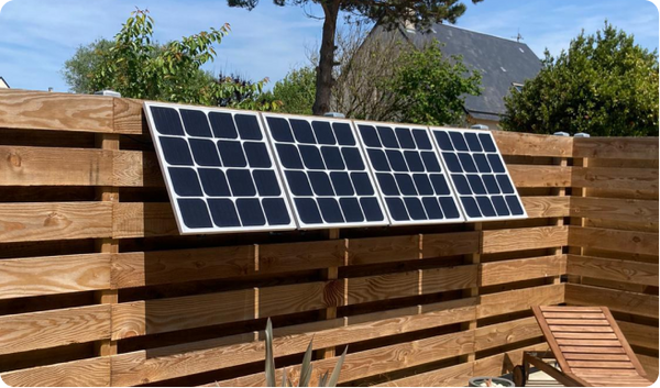kit solaire beem sur une palissade en bois