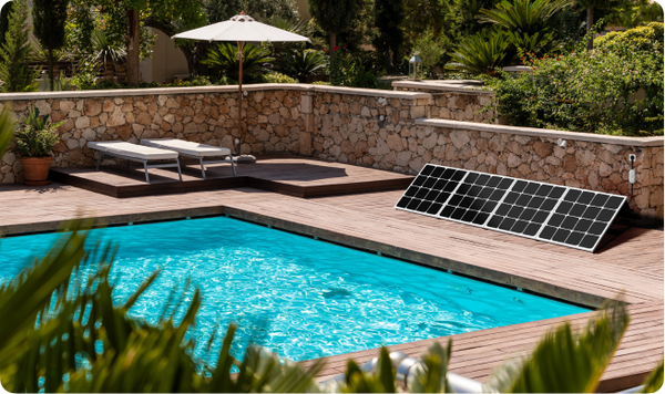 kit solaire proche d'une piscine