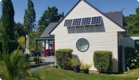 installation kit solaire sur une façade de maison