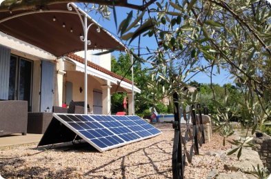 installation kit solaire dans le jardin